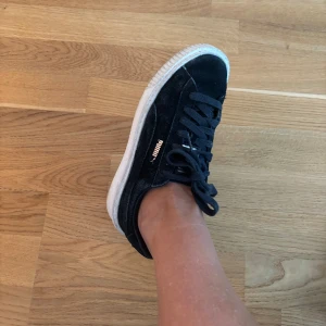 Puma sneakers  - Sköna sneakers från Puma i mocka/tyg. Storlek 40.