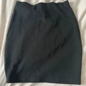 En svart kort kjol  