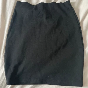 Kort kjol  - En svart kort kjol  