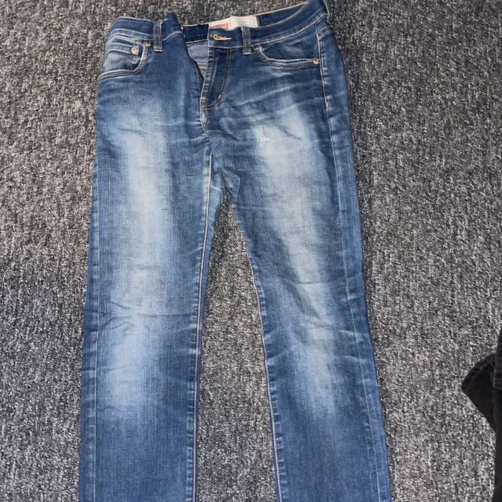 Säljer dessa Levis jeans då dem ej passar längre!!. Jeans & Byxor.