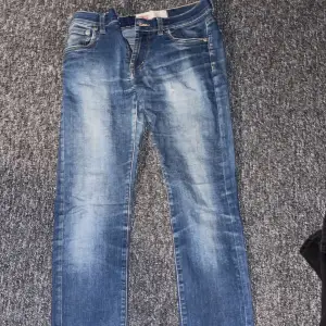 Säljer dessa Levis jeans då dem ej passar längre!!