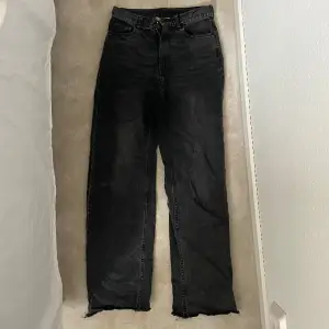 Jeans från hm i stolek 38. Grå/svarta