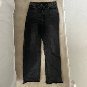 Jeans från hm - Jeans från hm i stolek 38. Grå/svarta