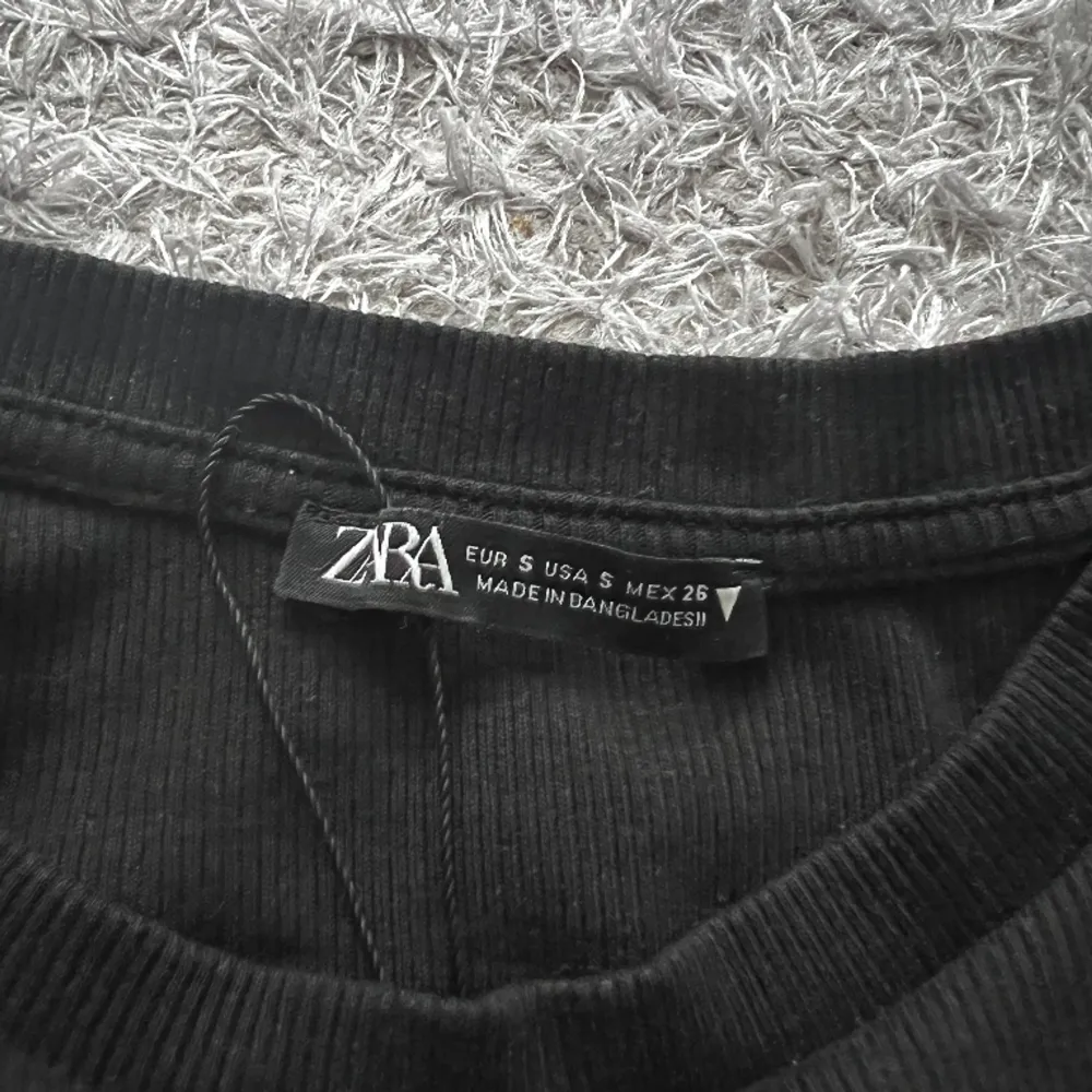 Jätte fin tröja från Zara som jag köpte för ungefär 3 år sen. Sparsamt använd och har inga defekter. Säljer då den nt kmr till någon användning! Kp för fler bilder!!. Toppar.