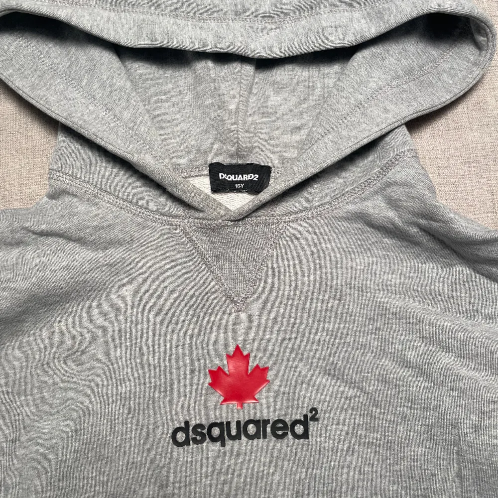 Säljer en dsquard2 hoodie/tröja i storlek 16 y som ungefär motsvarar XS. Tröjan är i väldigt fint skick och har inga märken. . Hoodies.