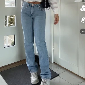 Blå jeans från pull & bear. - Ett par blå jeans i straight modell. Säljer för att jag ej passar i dem längre. Använda ett få par gånger så de är i bra skick!