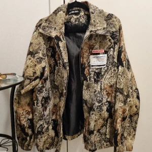 Katt jacka - Oanvänd, frakt tillkommer.