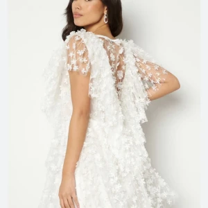 Ida Sjöstedt klänning  - Så vacker klänning från Ida Sjöstedt. Köpt här på plick men passade tyvärr tyvärr inte. Den är i nyskick. Perfekt till studenten eller andra somriga tillfällen. 