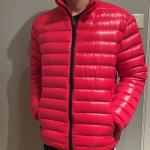 Peak performance Jacka  - Säljer en peak performance jacka perfekt till våra. Nypris 3000-4000. Mitt pris 1199. Jackan är i nyskick 9/10. Kan gå ner i pris vid snabb affär.Hör av er vid frågor/funderingar! 