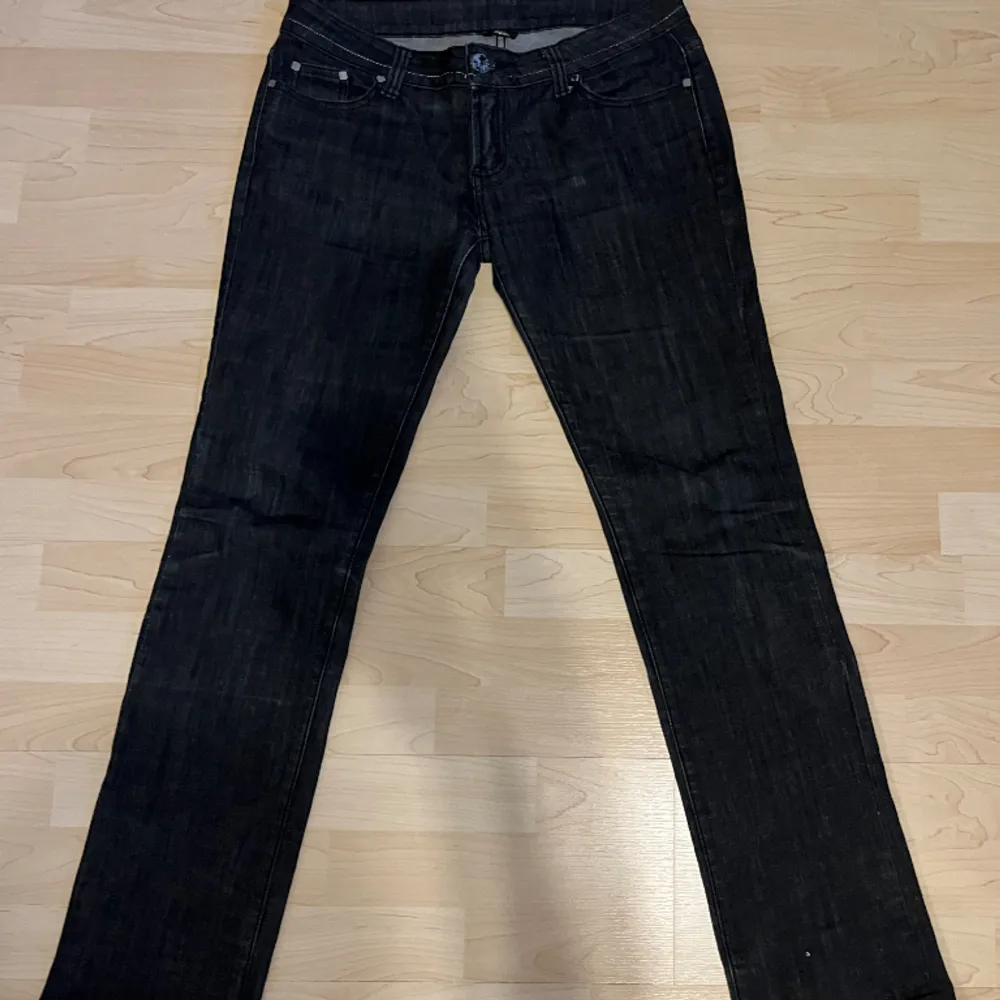Mörka raka jeans med broderade vingar på baksidan av byxorna! ⭐️ Byxorna är helt oanvända & är precis som nya!  -Midjemått rakt över = 44cm -innerbenslängd= 84cm -längd på hela= 106cm . Jeans & Byxor.