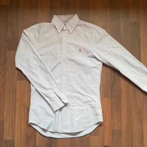 Ralph lauren skjorta - Ljusblå Ralph lauren skjorta i storlek S, sckik 9/10, pris 399kr  Skriv om du har funderingar💫
