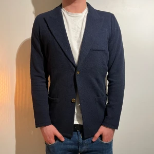 John Henric Blazer  - John Henric Kavaj/Blazer. Riktigt bra skick och perfekt nu till sommaren. Säljer pga att den är för liten. Jag är 184 cm 80 kg. Skriv vid frågor eller funderingar🙌