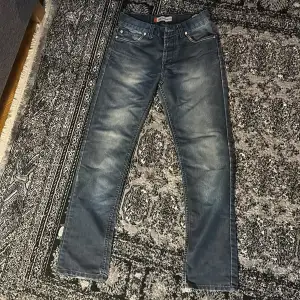 Säljer dessa vintage levis 507 dam jeans. Midjan mäter 36cm och innerbens längd är 78cm. Buda gärna