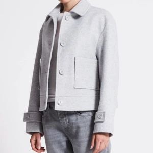 Grå kappa  - En grå kappa från Lager 157. Knappt använd och inga märken eller så. Köptes för 400 men säljs för 200, perfekt till våren💘💘