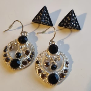 Örhängen  - 25 sek per par . Båda för 40 