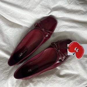 Vinröda ballerinaskor  - Såå fina som tyvärr var för stora på mig! Jag har strl 38! Köpte de här på plick helt ny när jag fick hem de kändes de tyvärr stora:( !!