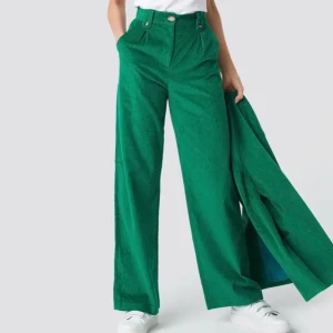 Gröna manschesterbyxor - Gröna manschester byxor med vida ben från Emelie Britingas kollektion med NAKD. Stolek 36. Använd fåtal gånger så i nyskick. Normalhög midja. 