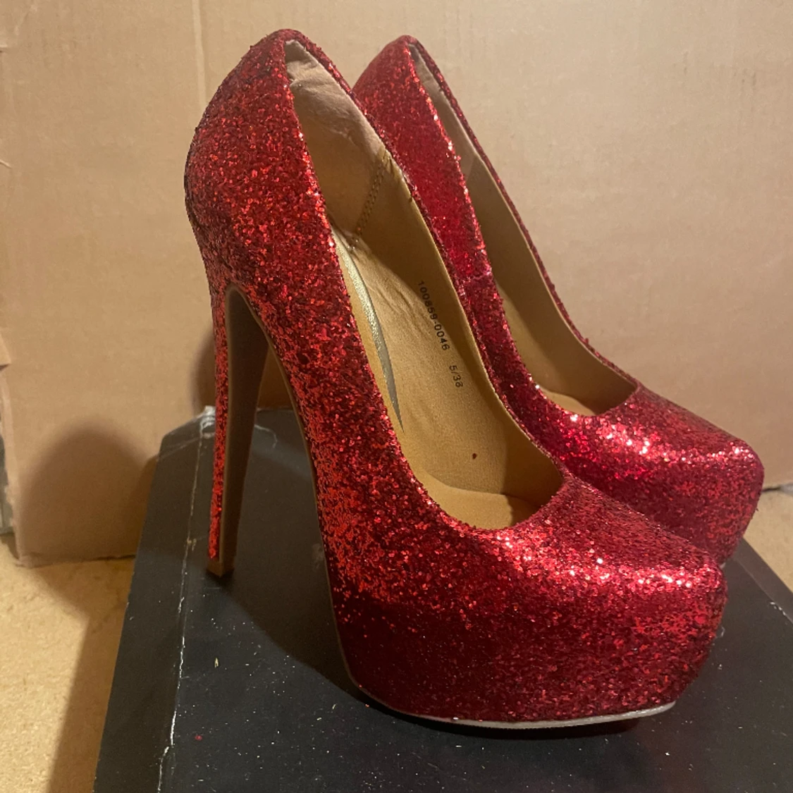 Glittriga röda klackskor