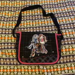 monster high väska - rymmer en bärbar dator :p