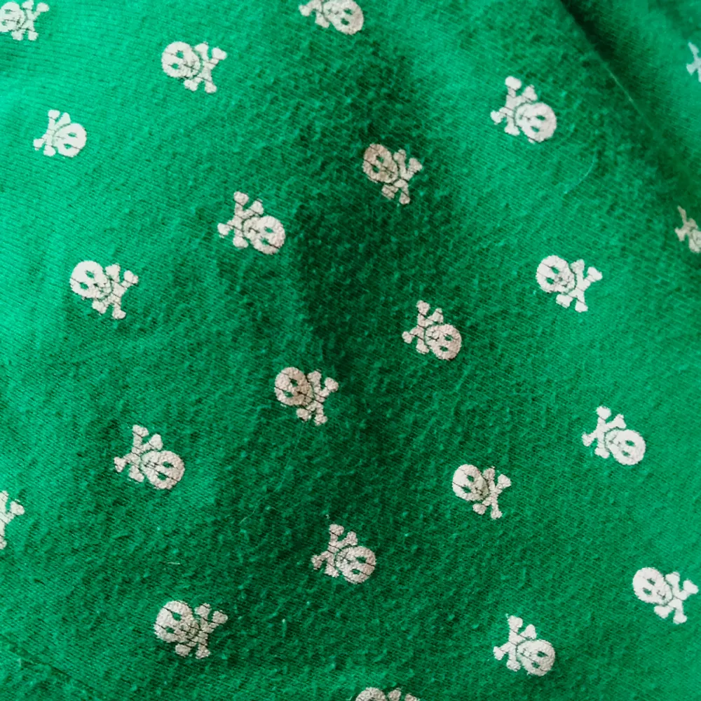 Gulligt grönt linne med döskallar! Nopprig (se bild 3). Toppar.