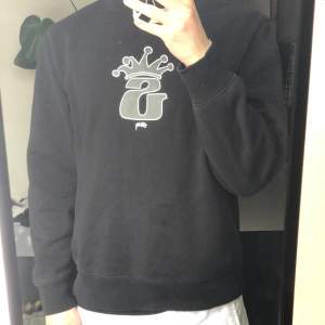 Schysst crewneck från stüssy jag köpte för nåt år sedan. Varan är i nyskick med inga tecken på användning, då jag knappt använt den. Tröjan är size M men passar oversized.   Ordinare pris låg på 1200 kr!!Hör av dig vid frågor!