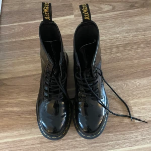 Dr. Martens kängor  - Dr. Martens kängor i storlek 40 (stora i storleken, jag brukar ha 38-39 i skor). Knappt använda så i fint skick. Nypris 1700kr.