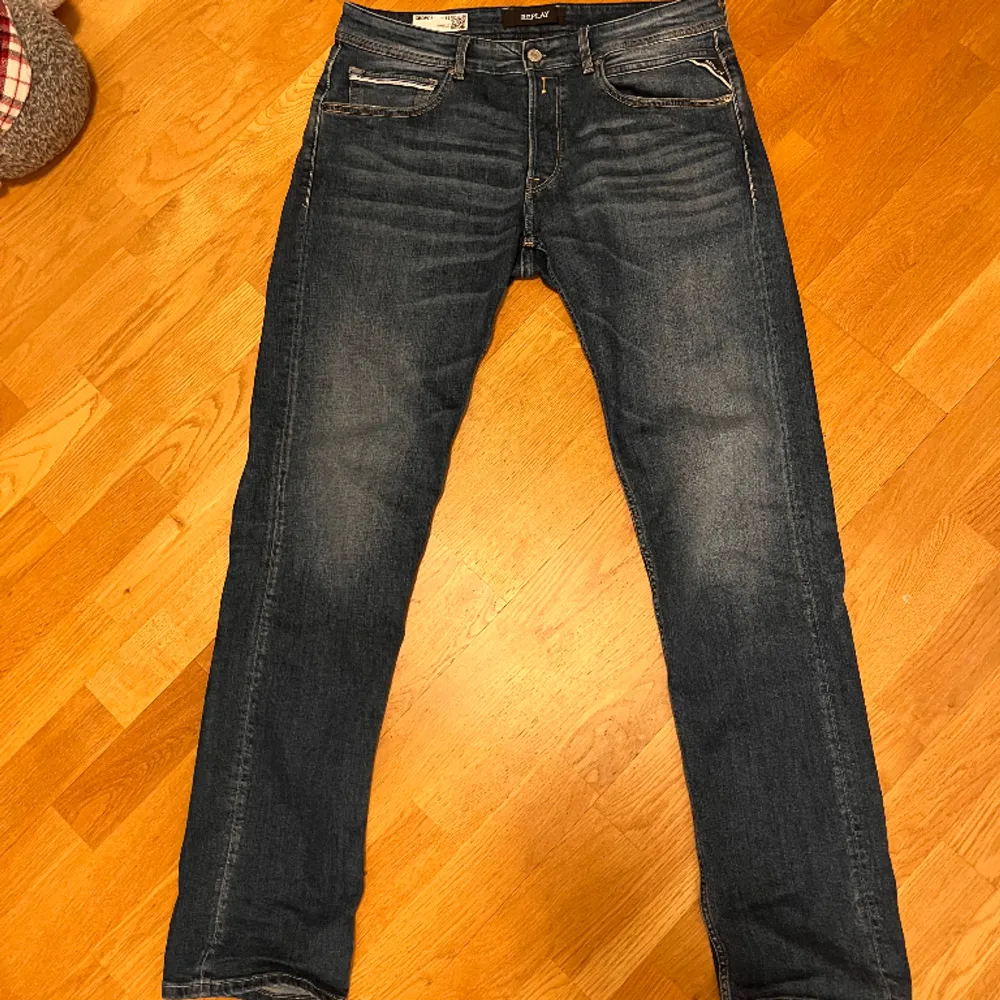 Säljer mina riktigt fräscha replay jeans knappt använda. Alla taggar finns kvar. Strl 42:44. Jeans & Byxor.