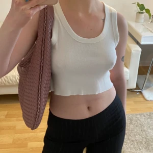 Brandy topp - Vit topp ifrån Brandy Melville🌸 den har någon liten fläck (kan skicka bild) frakt tillkommer