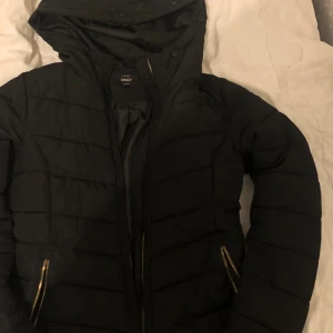 svart jacka - säljer denna svarta jacka från only då den inte längre kommer till användning!  storlek s! säljer för 199kr 🤍