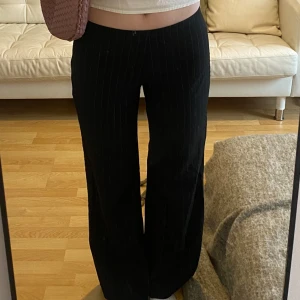 Humana kostymbyxor  - Jättefina kritstrecks randiga kostymbyxor köpta på humana! Svarta med vita ränder. De passar mig längdmässigt som är 170 men skulle säga att de passar nån som är mellan 165-170. Står stl 42 men de sitter bra på mig som brukar ha s/m! Frakt tillkommer