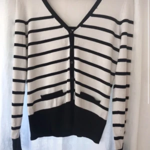 Randig tröja - Randig kofta/tröja  köpt second hand men bra kvalitet, använt få gånger. Köpt för 80kr. Pris kan diskuteras.