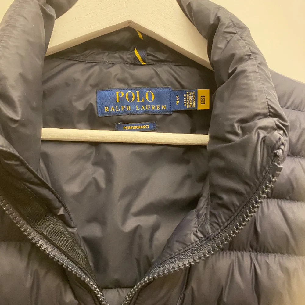 Riktigt snygg Ralph lauren väst ”the packabel gilet”som är köpt i Stockholm för 3500. Ny skick inga defekter. Kvitto finns . Cond 9,5/10. Jackor.