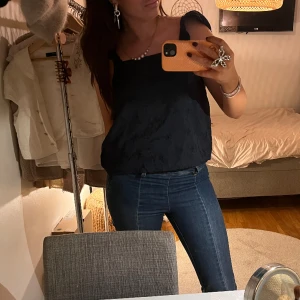 Mörkblått linne - Säljer detta mörkblå linnet med super fina detaljer på både axelbanden och på själva toppen😇😇