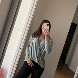 Skimmrig blus🤍 - Skimmrig blus från nelly som drar mot det grön/blåa hållet i färgen. Använd endast en gång🤍 passar jättebra dom festtopp!!🕺🏽