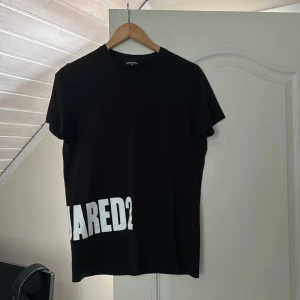 DSQUARED2 t-shirt - DSQUARED2 säljes då tröjan är för liten för mig. Den är i nytt skick då den använts fåtals gånger.   Nypris 1499kr