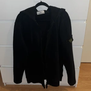 Stone island zip hoodie  - Bra skick, passar M/L, knappt använd men passar inte mig