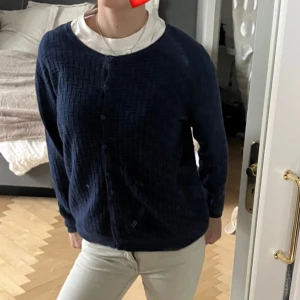 Mörkblå kofta från Micha - Otroligt snygg mörkblå kofta från Micha💙 Storlek L, passar folk från minst 160 cm lång då det beror på hur man vill att den ska sitta. Modellen som har på sig den är 170 cm lång🧍🏼‍♀️❤️