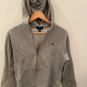 Polo Ralph Lauren Zip hoodie - Polo Ralph Lauren Zip hoodie i mycket bra skick 8,5/10. Storleken är 18-20y 170cm XL/TG. Den är grå. Nypris 1100kr