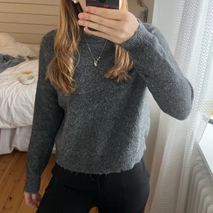 Stickad tröja  - Mörkgrå stickad tröja från Zara, stolek S men skulle säga att den sitter som en Xs