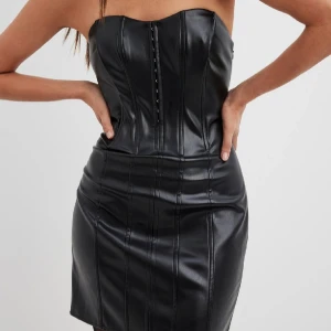 Klänning NA-KD - Korsettklänning från nakd i storlek 34. Har för tillfället två klänningar, en i 34 och en i 36. Båda storlekar passar xs/s 🌟 skriv för mer info/bilder.