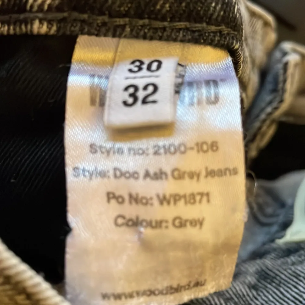 Säljer mina gråa Woodbird jeans. Jeansen är k väldigt bra skick och andvända ett par fåtal gånger. Modellen är doc ash. W30/L32 . Jeans & Byxor.