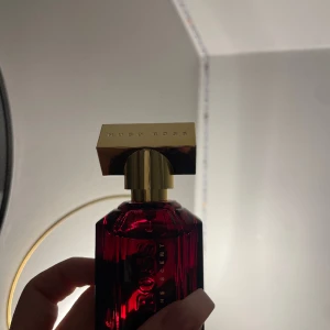 Hugo boss Elexir för kvinnor - Fick den nyligen i present men tyvärr är doften för stark för mig. 