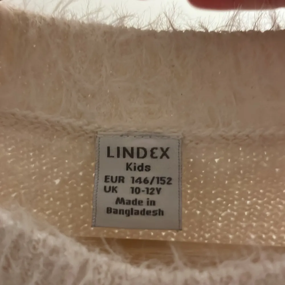 Jätte fin och mysig tröja från Lindex som är sparsamt andvänd💕 storlek 146-152 men passar mig som är xs s❤️  Länge sedan jag köpte men skulle tro att nypriset lång runt 500❤️💕 tryck gärna på KÖP NU💕. Tröjor & Koftor.