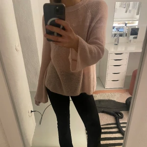 Rosa stickad tröja - Säljer denna oanvända tröja ifrån Stockholm lm, i mohair och ull! Ny pris 900kr!💘💘