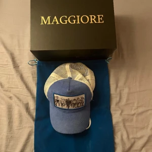 Maggiore keps - Det är en Maggiore C6 limited edition kepsens skick är (7/10) och den har en liten fleck på toppen jag säljer denna för jag inte vill ha den längre
