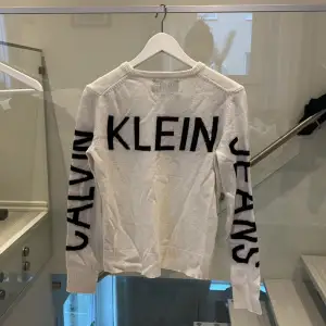 Calvin Klein tröja köpt i usa.  Storlek: S.  Svart/vit. 