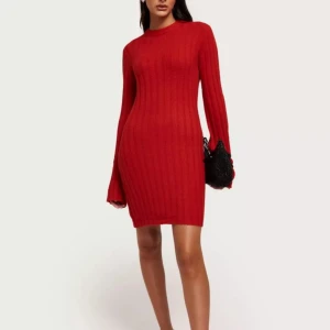 Röd klänning - Säljer min supersköna och JÄTTESNYGG klänning från Nelly!! Använd en gång. Materialet är underbart. Inga defekter, så gott som ny. Ordinarie pris i butik: 650 - därav nypriset! Skriv privat för fler frågor. 