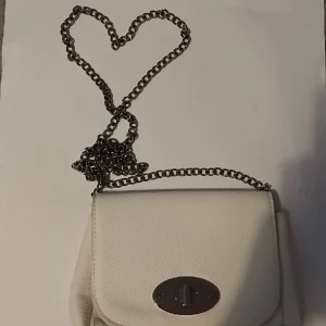 Vit oanvänd handväska! - En fin vit liten oanvänd handväska! Vet inte var ifrån eftersom att det var en present, vitt skinn, tror de kan vara Mulberry Lily! pris kan diskuteras, frakt kostar INTE och skriv innan du köper!:)) Dela även gärna