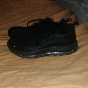 Ny kvalitet på nike air max skor. - Pris kan diskuteras. Storlek 42/43. Använda 2 gånger de jag bara testat de. Dessa skor gör för 1500 från nikes hemsida.