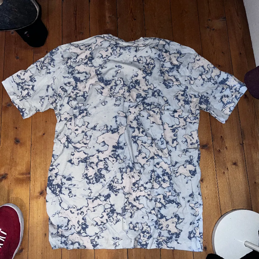 Fit a bit big Condition barely used no marks or scratches . T-shirts.